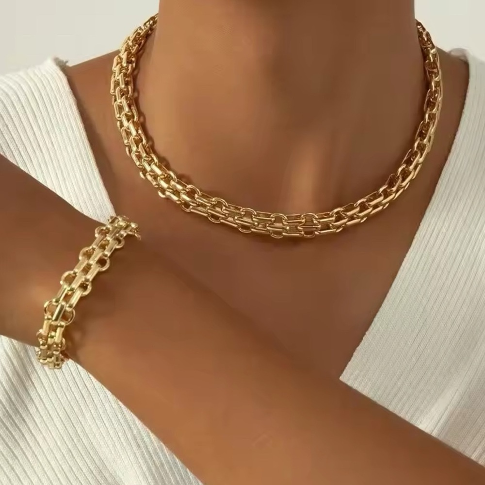 Elegant Gold Chain Necklace